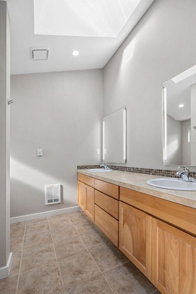 Building Photo - Immaculate Urban Townhome in Famed Alaska ...