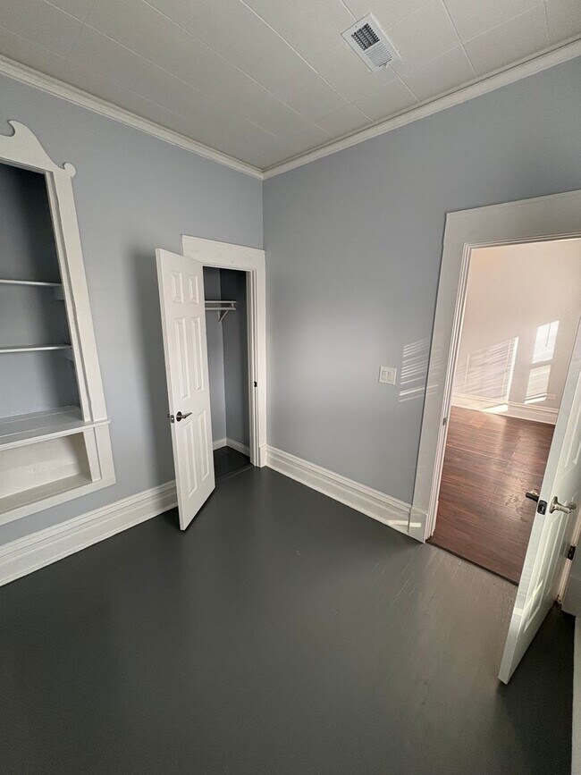 Building Photo - 1034 W 61st St