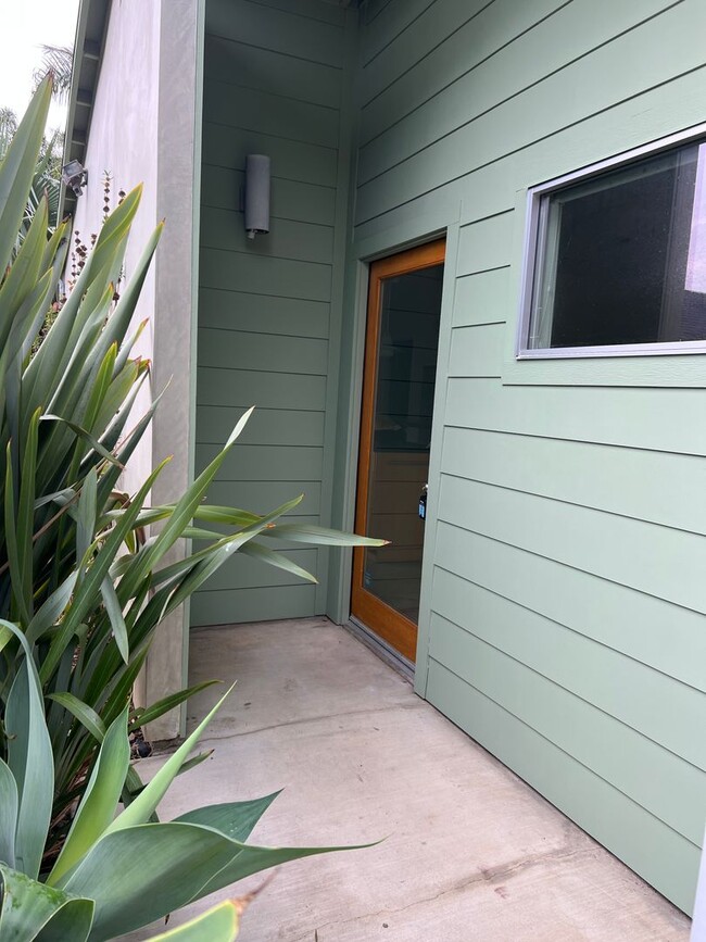 Building Photo - Super Sweet, Modern Style Back House