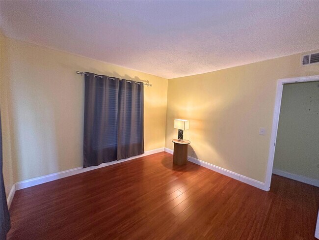 Building Photo - 2171 NE 66th St