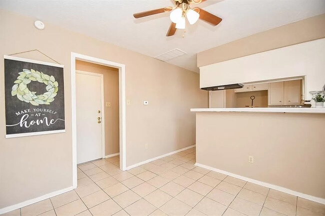 Building Photo - 10807 Sugar Hill Dr