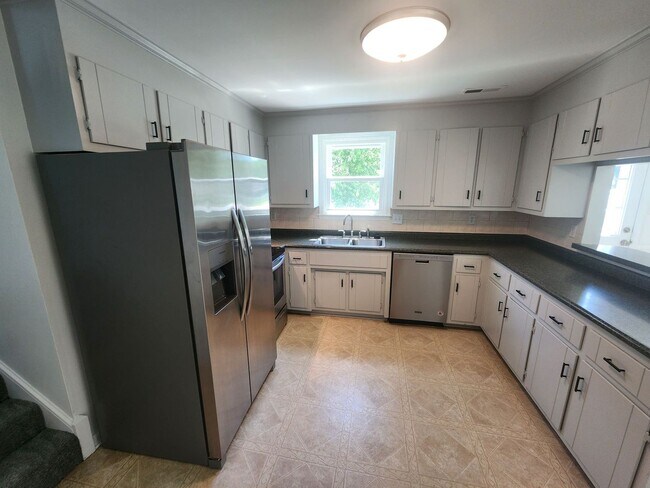 Building Photo - 4 bedroom house in Prince George