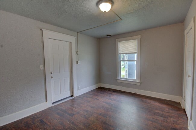 Building Photo - 2 bedroom with bonus space