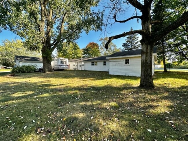 Building Photo - 2202 Sunny Ln