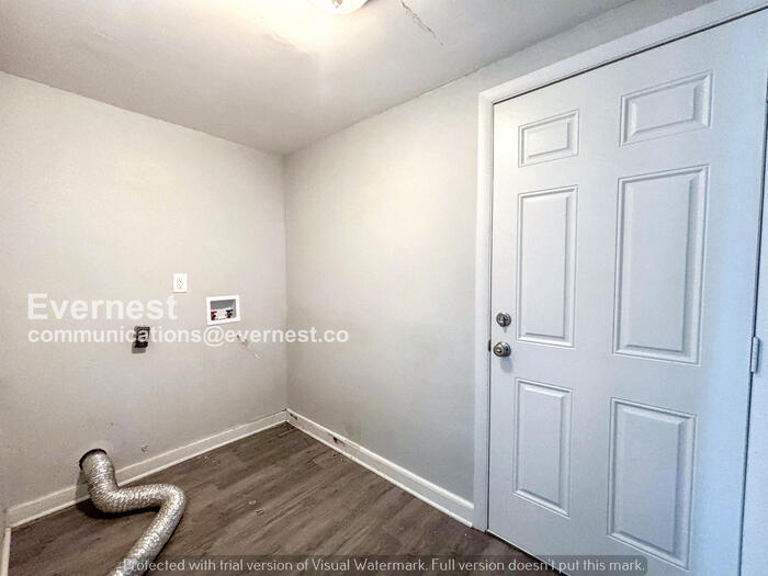 Building Photo - 300 S Palermo Ave