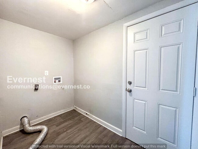 Building Photo - Spacious 4 Bed, 2 Bath Home with Off-Street Parking and Hookups