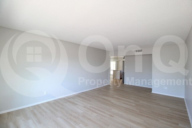 Building Photo - 537 E Laguna Dr