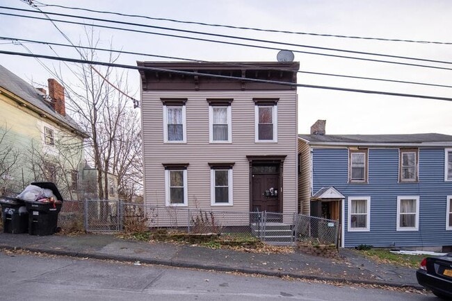 Building Photo - 56 Thompson St