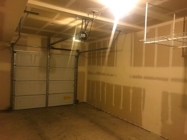 Building Photo - GROUND LEVEL 1 BR, 1 BA WHEEL CHAIR ACCESSIBLE UNIT!