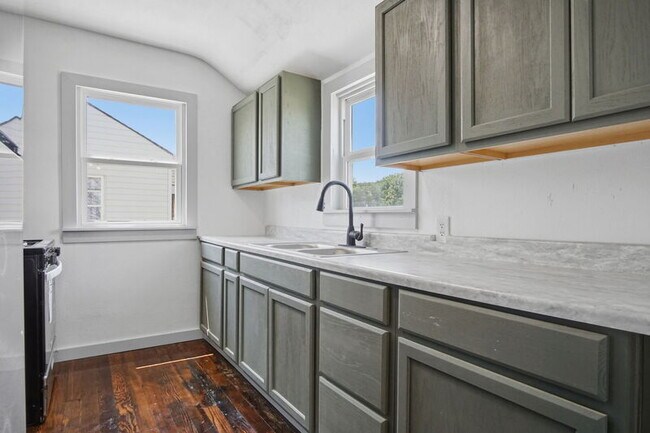 Building Photo - 1236 SW 30th St