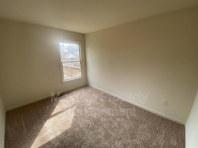 Building Photo - 227 Bend Farm Rd