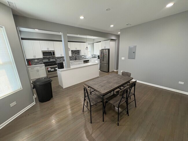 Building Photo - 1755 E 72nd St