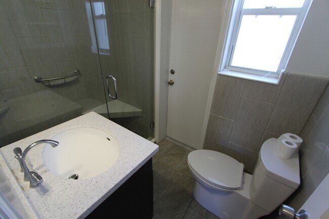 Building Photo - Charming 3 Bedroom 1.5 Bathroom POOL Home in Orlando!!