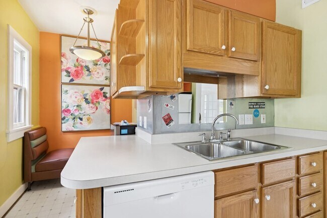 Building Photo - 1604 17th Ave S