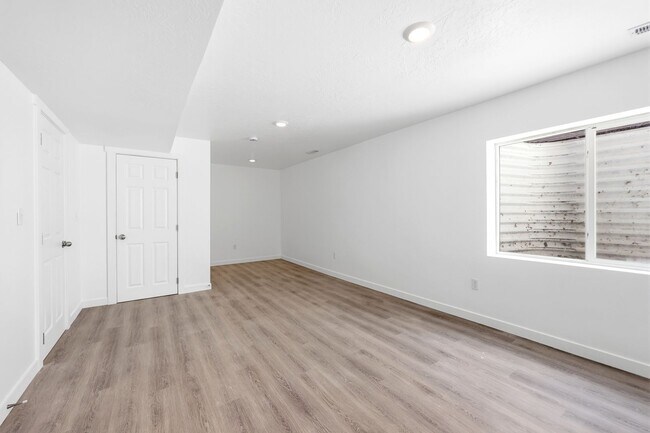 Building Photo - Waters Edge Townhome