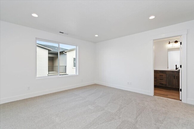 Building Photo - Brand New 3 Bed 2.5 Bath Townhouse With Many Amenities