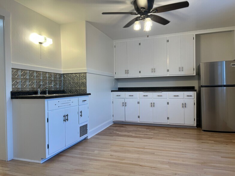 Lots of kitchen cabinets - 2706 E Morgan Ave