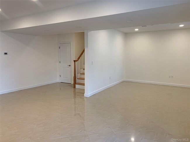 Building Photo - 97 Gainsborg Ave E