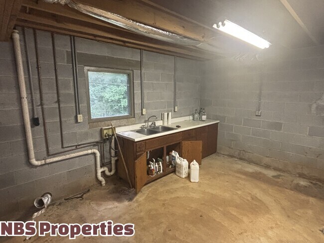 Building Photo - 809 Lester Rd