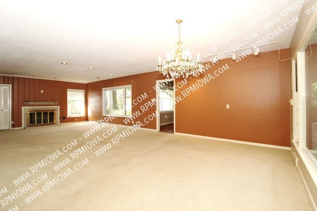 Building Photo - OVER 3000 SQ FT!!!  3 Bedroom, 2 Bath, 2 H...