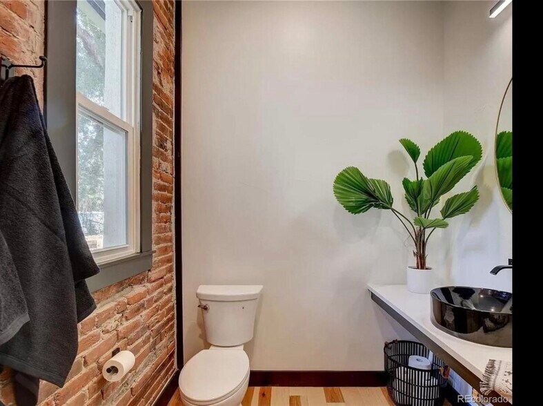 Building Photo - 2126 Grove St