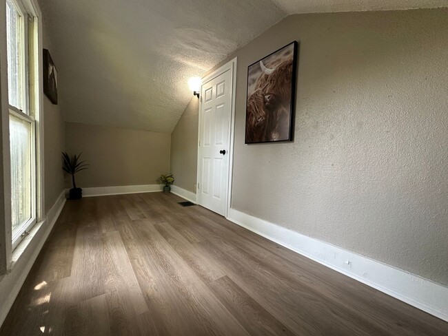 Building Photo - Renovated 3 bedroom house for rent in Waterloo