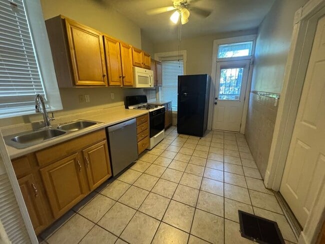 Building Photo - Beautiful 2 Bed 1 Bath Apartment with bonus room/office!