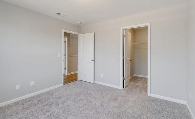 Building Photo - Spacious 5-Bedroom Home with Modern Finishes in Prime Elgin Location