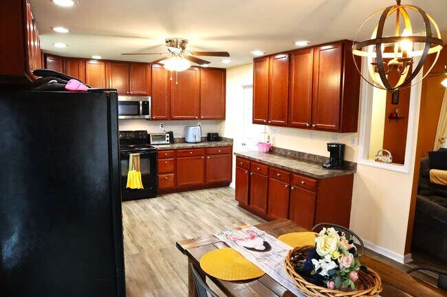 Building Photo - 1023 Rueland Dr