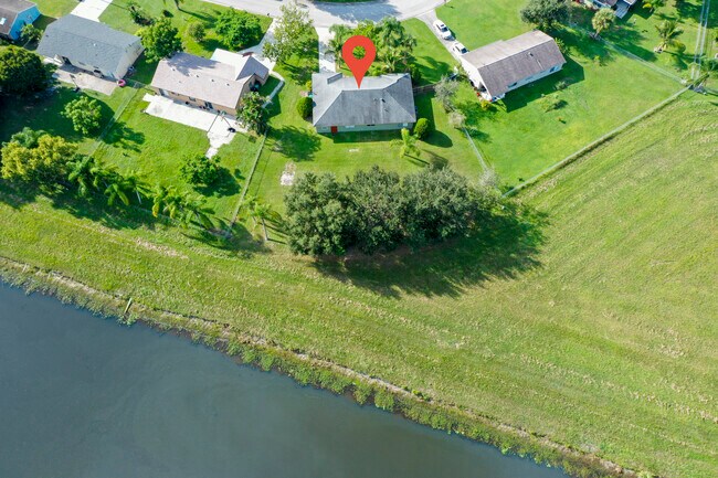 Building Photo - 737 SW Belmont Cir