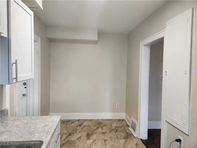 Building Photo - 529 E Cuyahoga Falls Ave