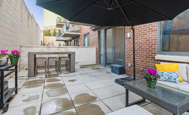 Building Photo - Modern and Stunning 1 Bedroom, 1 Bath + Den Condo in the popular Lexicon – Available Now!