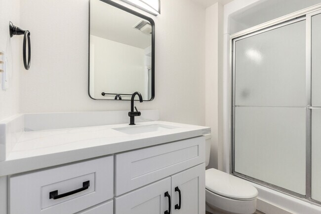 Building Photo - 17615 N Whispering Oaks Dr