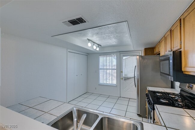 Building Photo - 4012 Grasmere Ave