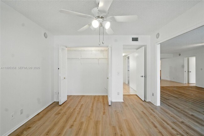 Building Photo - 3850 Oaks Clubhouse Dr