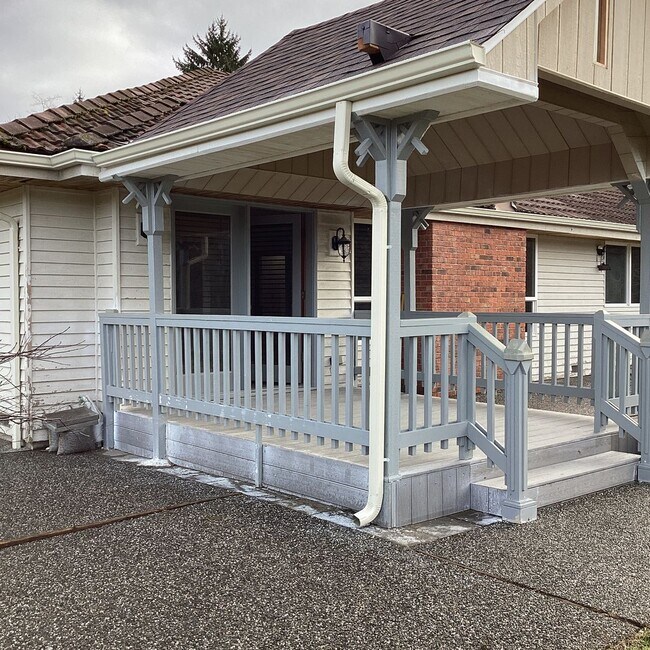 Building Photo - Ranch Style Rambler located in Stannwood