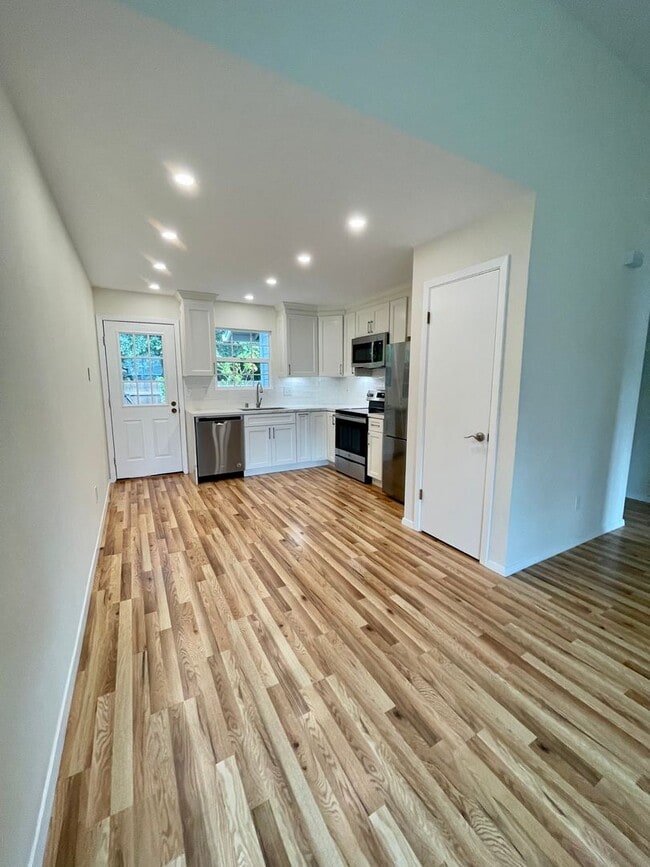 Building Photo - Beautiful Unit in Gated Community!