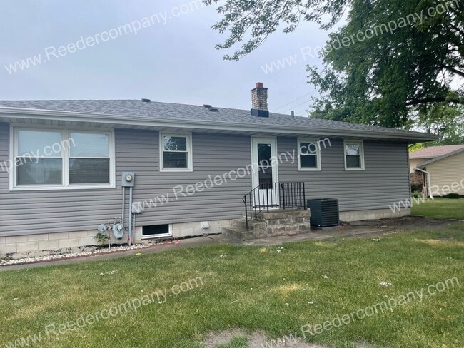 Building Photo - Remodeled 3 bedroom blocks from Munster Mi...