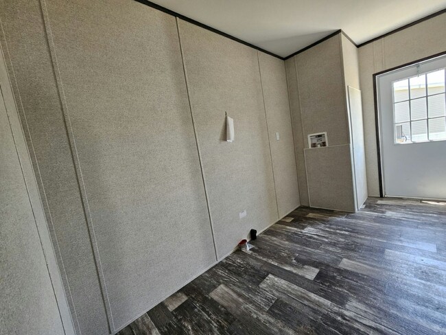 Building Photo - 6680 Hidden Oaks Dr
