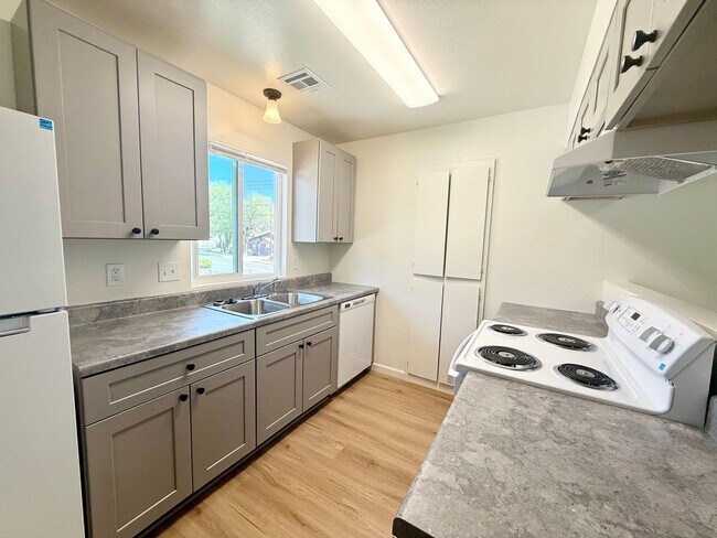 Building Photo - 564 Lincoln Ave