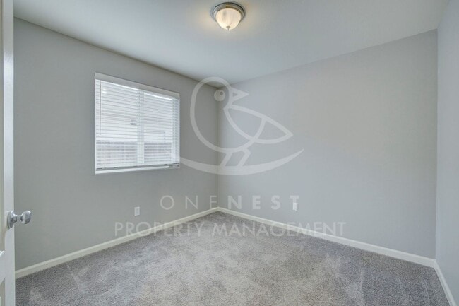 Building Photo - Beautifully maintained and modern 4-bedroom, 2-bathroom