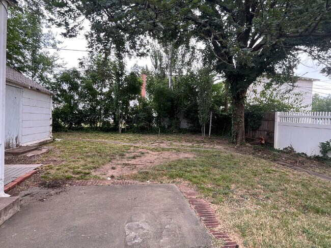 Building Photo - 3 Bedroom close to Campus!!