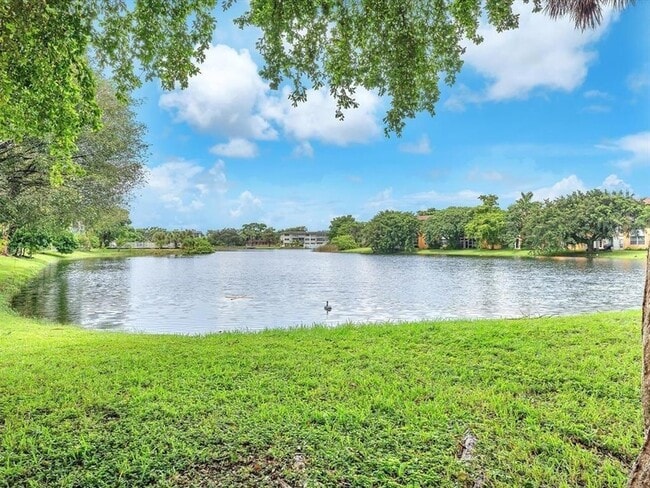 Building Photo - 5335 NW 10th Ct