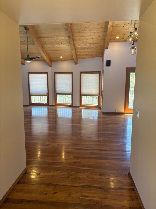 Building Photo - Unfurnished, 1-year long-term rental, Procure Only