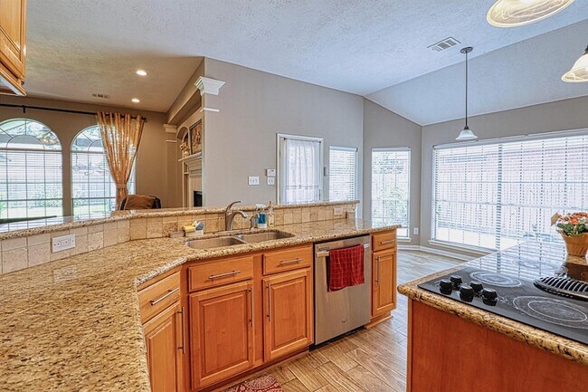 Building Photo - 2123 Meadow Park Cir