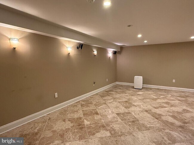 Building Photo - 447 Cardigan Terrace