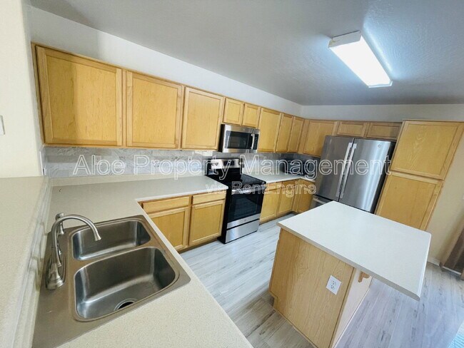 Building Photo - 43724 Elm Dr