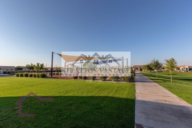 Building Photo - 9638 E Tesla Ave