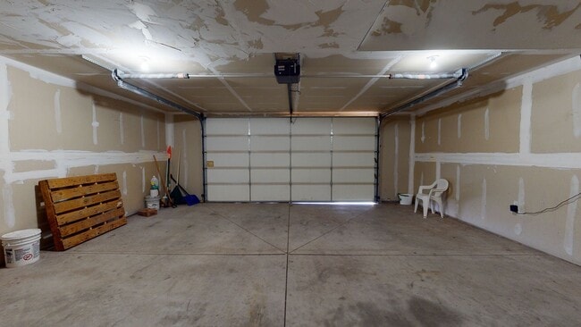 Building Photo - 3 Bedroom House by the Golf Course Fully Furnished