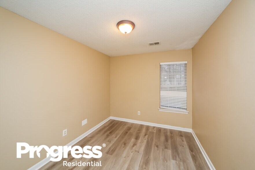 Building Photo - 5689 Riverhead Ave